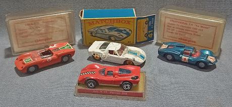 Cuatro autos de carrera de las marcas Champion, Matchbox y Politoys