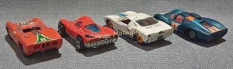 Cuatro autos de carrera de las marcas Champion, Matchbox y Politoys