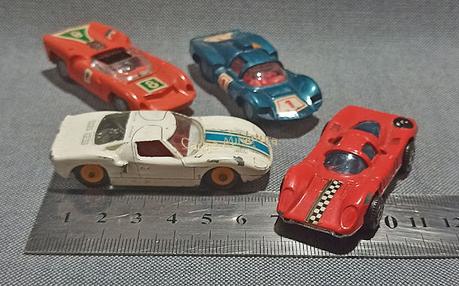 Cuatro autos de carrera de las marcas Champion, Matchbox y Politoys