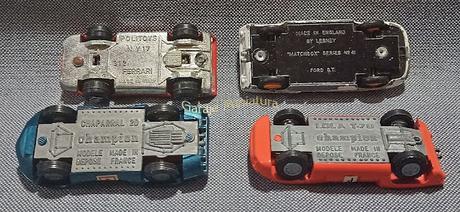 Cuatro autos de carrera de las marcas Champion, Matchbox y Politoys