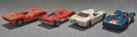 Cuatro autos de carrera de las marcas Champion, Matchbox y Politoys