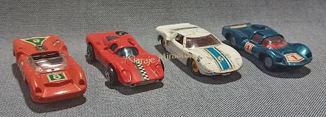 Cuatro autos de carrera de las marcas Champion, Matchbox y Politoys
