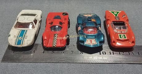 Cuatro autos de carrera de las marcas Champion, Matchbox y Politoys