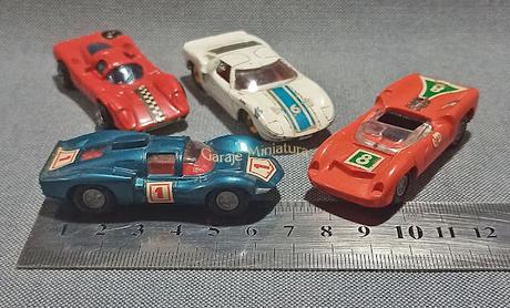 Cuatro autos de carrera de las marcas Champion, Matchbox y Politoys