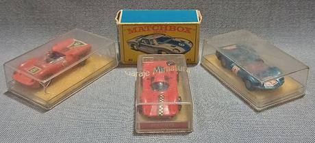 Cuatro autos de carrera de las marcas Champion, Matchbox y Politoys