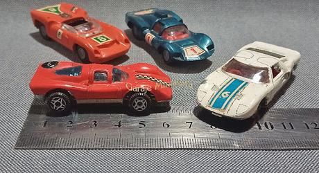 Cuatro autos de carrera de las marcas Champion, Matchbox y Politoys