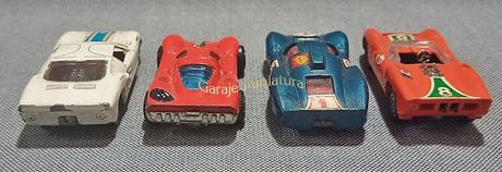 Cuatro autos de carrera de las marcas Champion, Matchbox y Politoys