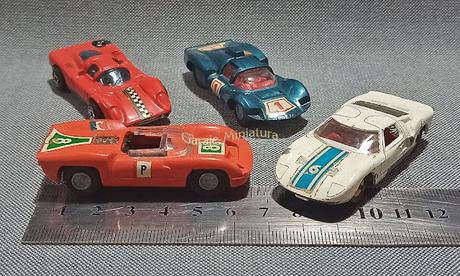 Cuatro autos de carrera de las marcas Champion, Matchbox y Politoys
