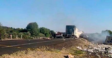 Trágico accidente entre dos tráileres en Villa de Reyes-Villa de Arriaga deja dos muertos