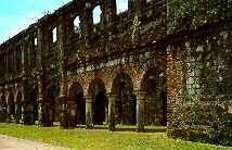 Estado en que lució el edificio de la antigua Real Aduana de Portobelo durante los siglos XVIII, IX y el Siglo XX lo cual motivo su restauración en el siglo XXI.