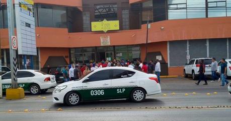 Manifestación de taxistas en San Luis Potosí provoca caos vial