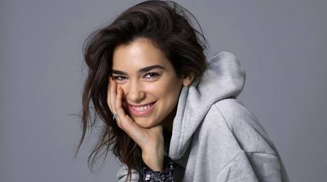 Dua Lipa: Encarnando el Futuro Retro en Moda y Música 9