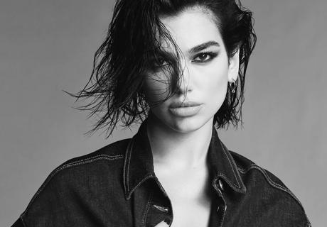Dua Lipa: Encarnando el Futuro Retro en Moda y Música 8