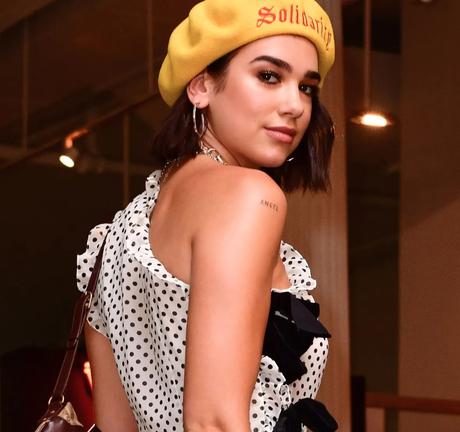 Dua Lipa: Encarnando el Futuro Retro en Moda y Música 10