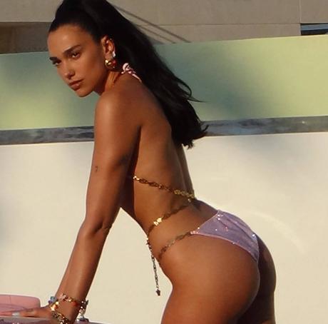 Dua Lipa: Encarnando el Futuro Retro en Moda y Música 12