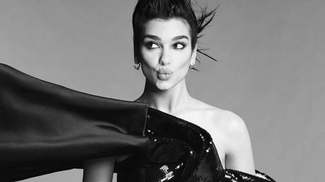 Dua Lipa: Encarnando el Futuro Retro en Moda y Música 11