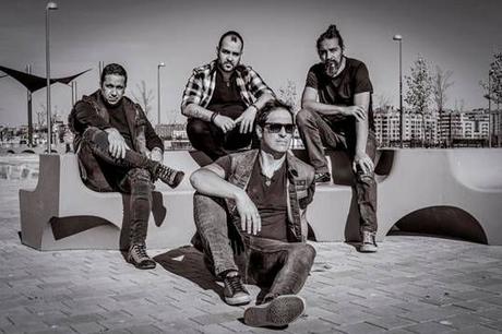 Versoix cantan a ‘Lo fugaz y pasajero’ desde el abandonado Hotel Claridge