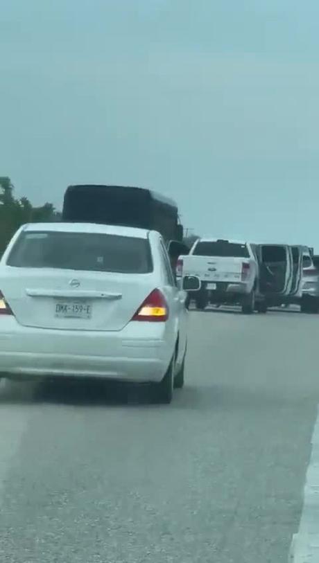 (video) Presunto secuestro de 23 policías en Chiapas por hombres armados y encapuchados