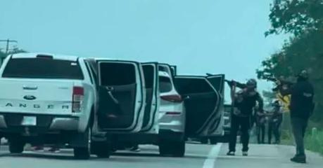 (video) Presunto secuestro de 23 policías en Chiapas por hombres armados y encapuchados