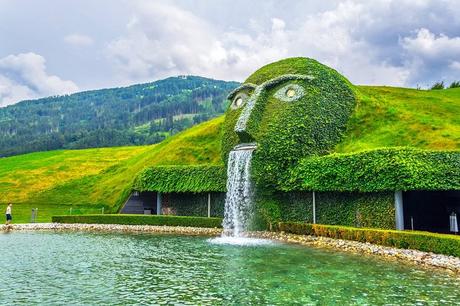 Cascada gigante a la entrada de Swarovski Kristallwelten