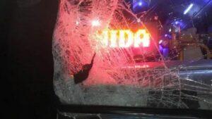 Agredió a su mujer, quiso escapar y murió atropellado por un micro