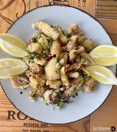 Calamares fritos con sal y pimienta estilo chino