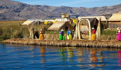 Islas flotantes en el lago Titicaca