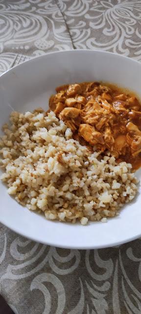CURRY DE POLLO CON ARROZ DE COLIFLOR CURRY DE POLLO CON ARROZ DE COLIFLOR