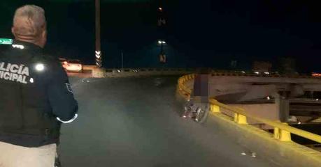 Policía Vial evita que una mujer se lance del distribuidor Benito Juárez