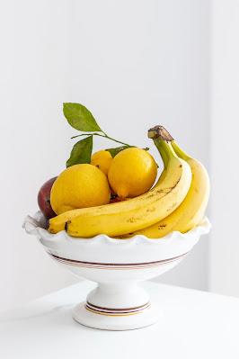Plátanos en un frutero junto con otras frutas