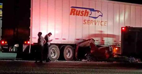 Auto compacto impacta contra tráiler, dejando dos muertos en la carretera 57