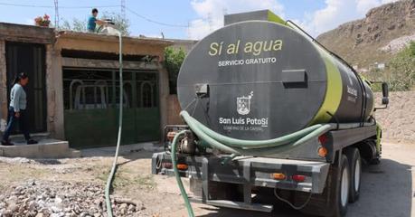 Con la finalidad de no dejar a ninguna comunidad sin agua, El Alcalde Enrique Galindo Ceballos reparte miles de pipas de agua.