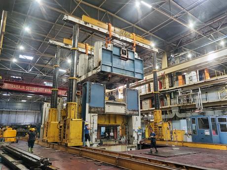 Arbegui desmonta y traslada una prensa vertical triple de gran tonelaje Arbegui desmonta y traslada una prensa vertical triple de gran tonelaje