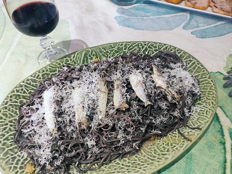 Espaguetis de soja negra con limón y sardinas de lata