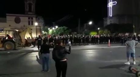 Policía Municipal y manifestantes se enfrentan durante desalojo en El Saucito