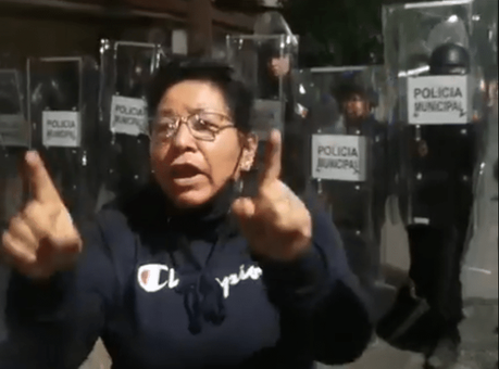 Policía Municipal y manifestantes se enfrentan durante desalojo en El Saucito