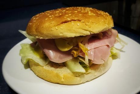 BOCADILLO DE QUESO  CON PAVO Y BROTES