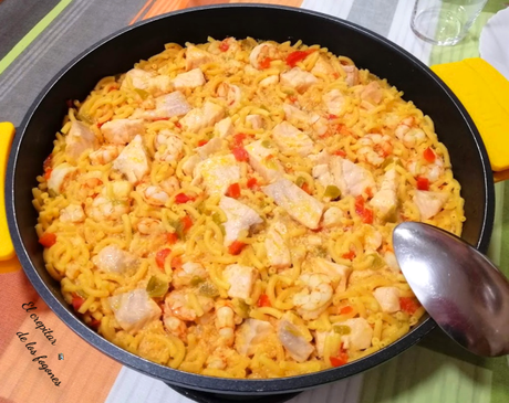 FIDEUÁ DE SALMÓN Y GAMBONES