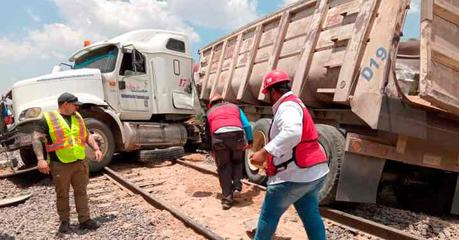 Tráiler intenta ganarle el paso a tren y provoca accidente en Eje 140