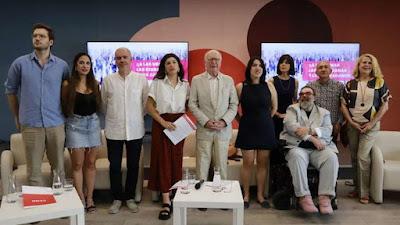 Almodóvar, Bardem, Serrat y Carmena apoyan un manifiesto con 300 personalidades.