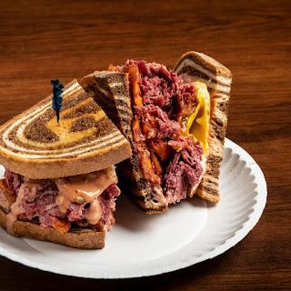 El Legendario Reuben: Un Sándwich que Deleita los Paladares en el Corazón de Nueva York