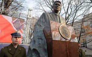 Inauguran un monumento en honor a Ronald Reagan en Varsovia