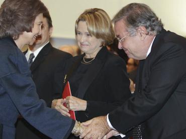 Jose María Vitier, hijo de Fina y de Cintio, saluda a la Reina. A su lado, Silvia Rodríguez y José Adrián, nuera y nieto de Fina.