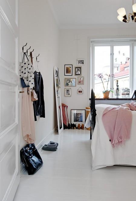 La importancia de los detalles en decoración suelo de parquet de espiga silla tolix piel de cordero decoración papel de pared de William Morris & Co papel de pared de Marimekko muebles en blanco estructura de cama de metal estilo nórdico estilo escandinavo encimera de madera natural diseño de interiores decoración sueca decoración minipisos decoración espacios pequeños decoración de interiores cuadros posters galerías cómodas blancas CH24 de Hans Wegner para Carl Hansen cemento lacado banco en el recibidor