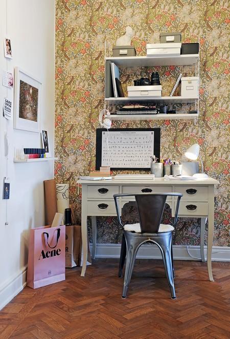 La importancia de los detalles en decoración suelo de parquet de espiga silla tolix piel de cordero decoración papel de pared de William Morris & Co papel de pared de Marimekko muebles en blanco estructura de cama de metal estilo nórdico estilo escandinavo encimera de madera natural diseño de interiores decoración sueca decoración minipisos decoración espacios pequeños decoración de interiores cuadros posters galerías cómodas blancas CH24 de Hans Wegner para Carl Hansen cemento lacado banco en el recibidor