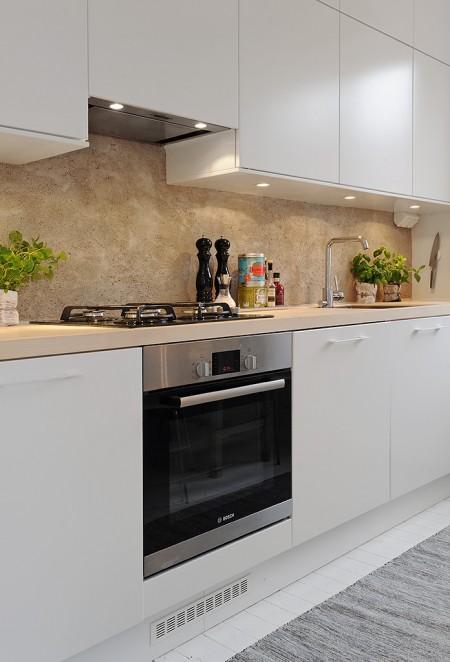 La importancia de los detalles en decoración suelo de parquet de espiga silla tolix piel de cordero decoración papel de pared de William Morris & Co papel de pared de Marimekko muebles en blanco estructura de cama de metal estilo nórdico estilo escandinavo encimera de madera natural diseño de interiores decoración sueca decoración minipisos decoración espacios pequeños decoración de interiores cuadros posters galerías cómodas blancas CH24 de Hans Wegner para Carl Hansen cemento lacado banco en el recibidor