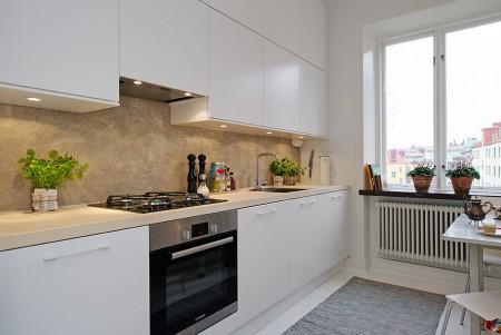 La importancia de los detalles en decoración suelo de parquet de espiga silla tolix piel de cordero decoración papel de pared de William Morris & Co papel de pared de Marimekko muebles en blanco estructura de cama de metal estilo nórdico estilo escandinavo encimera de madera natural diseño de interiores decoración sueca decoración minipisos decoración espacios pequeños decoración de interiores cuadros posters galerías cómodas blancas CH24 de Hans Wegner para Carl Hansen cemento lacado banco en el recibidor