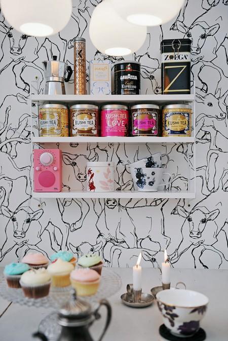 La importancia de los detalles en decoración suelo de parquet de espiga silla tolix piel de cordero decoración papel de pared de William Morris & Co papel de pared de Marimekko muebles en blanco estructura de cama de metal estilo nórdico estilo escandinavo encimera de madera natural diseño de interiores decoración sueca decoración minipisos decoración espacios pequeños decoración de interiores cuadros posters galerías cómodas blancas CH24 de Hans Wegner para Carl Hansen cemento lacado banco en el recibidor