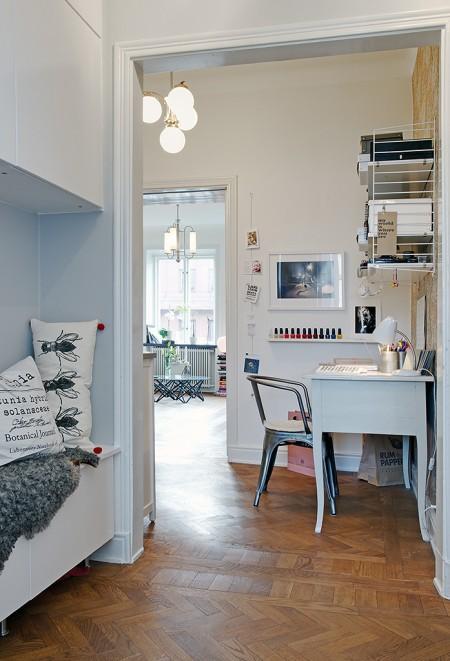 La importancia de los detalles en decoración suelo de parquet de espiga silla tolix piel de cordero decoración papel de pared de William Morris & Co papel de pared de Marimekko muebles en blanco estructura de cama de metal estilo nórdico estilo escandinavo encimera de madera natural diseño de interiores decoración sueca decoración minipisos decoración espacios pequeños decoración de interiores cuadros posters galerías cómodas blancas CH24 de Hans Wegner para Carl Hansen cemento lacado banco en el recibidor