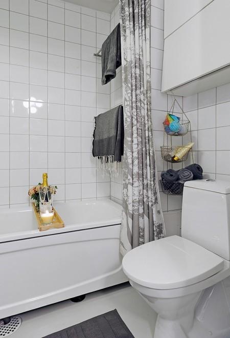 La importancia de los detalles en decoración suelo de parquet de espiga silla tolix piel de cordero decoración papel de pared de William Morris & Co papel de pared de Marimekko muebles en blanco estructura de cama de metal estilo nórdico estilo escandinavo encimera de madera natural diseño de interiores decoración sueca decoración minipisos decoración espacios pequeños decoración de interiores cuadros posters galerías cómodas blancas CH24 de Hans Wegner para Carl Hansen cemento lacado banco en el recibidor